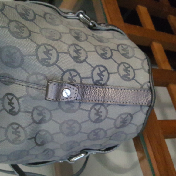 Michael Kors large classic silver/gray canvas & leather crossbody shoulder bag - Picture 6 of 16